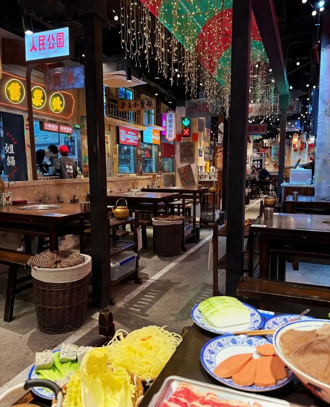 黄金暴涨的副作用，
已经在各行各业慢慢显出来了。

我舅舅的火锅店开了4年，以前