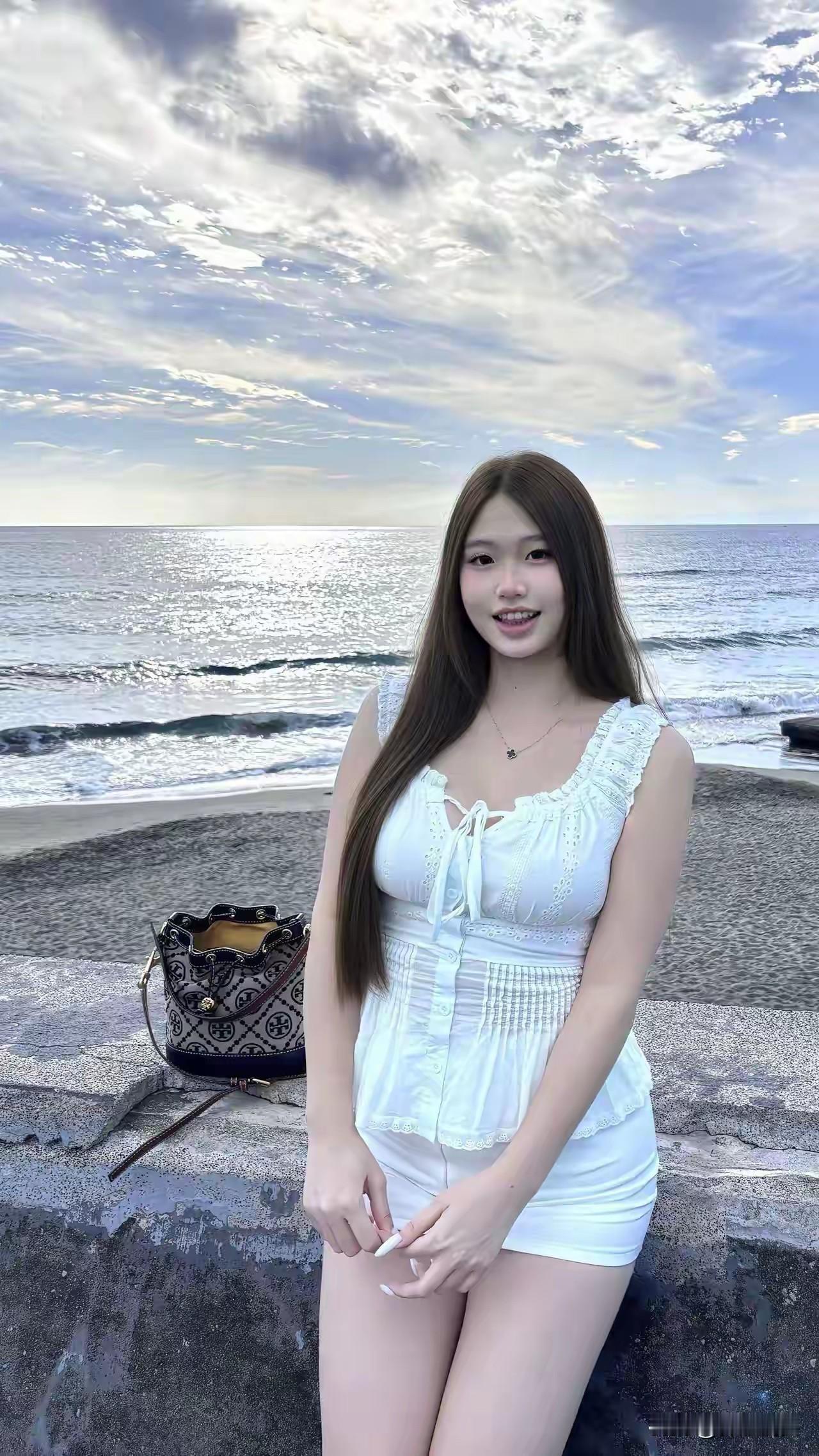 海边少女，阳光明媚，心情愉悦！🌞🏖️💃