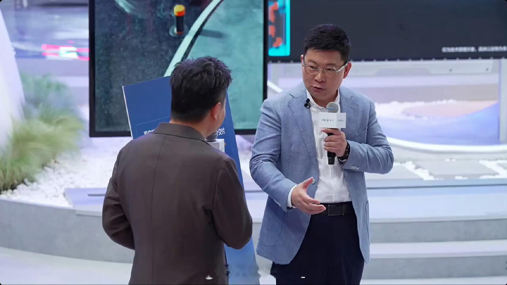 余承东称智能车进入体系决胜周期余承东的观点精准点破行业趋势，智能车早已从单品比拼