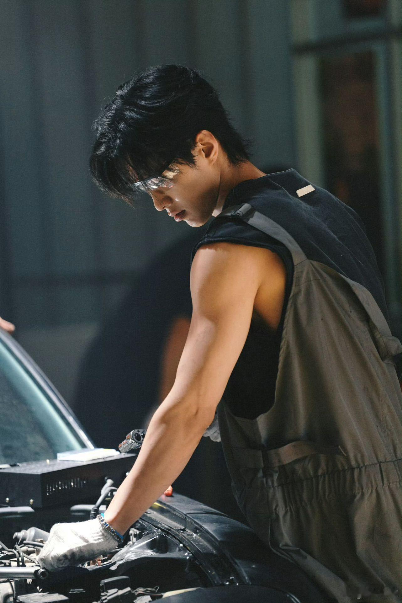 谁来管管何与这个性张力 何与版靳朝性张力破屏！修长手指 + 青筋小臂，握方向盘时