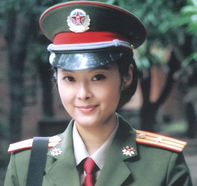 袁立回归镜头仍显气质，网友在巴黎偶遇，感叹其转变。从之前对身材管理松懈到如今恢复