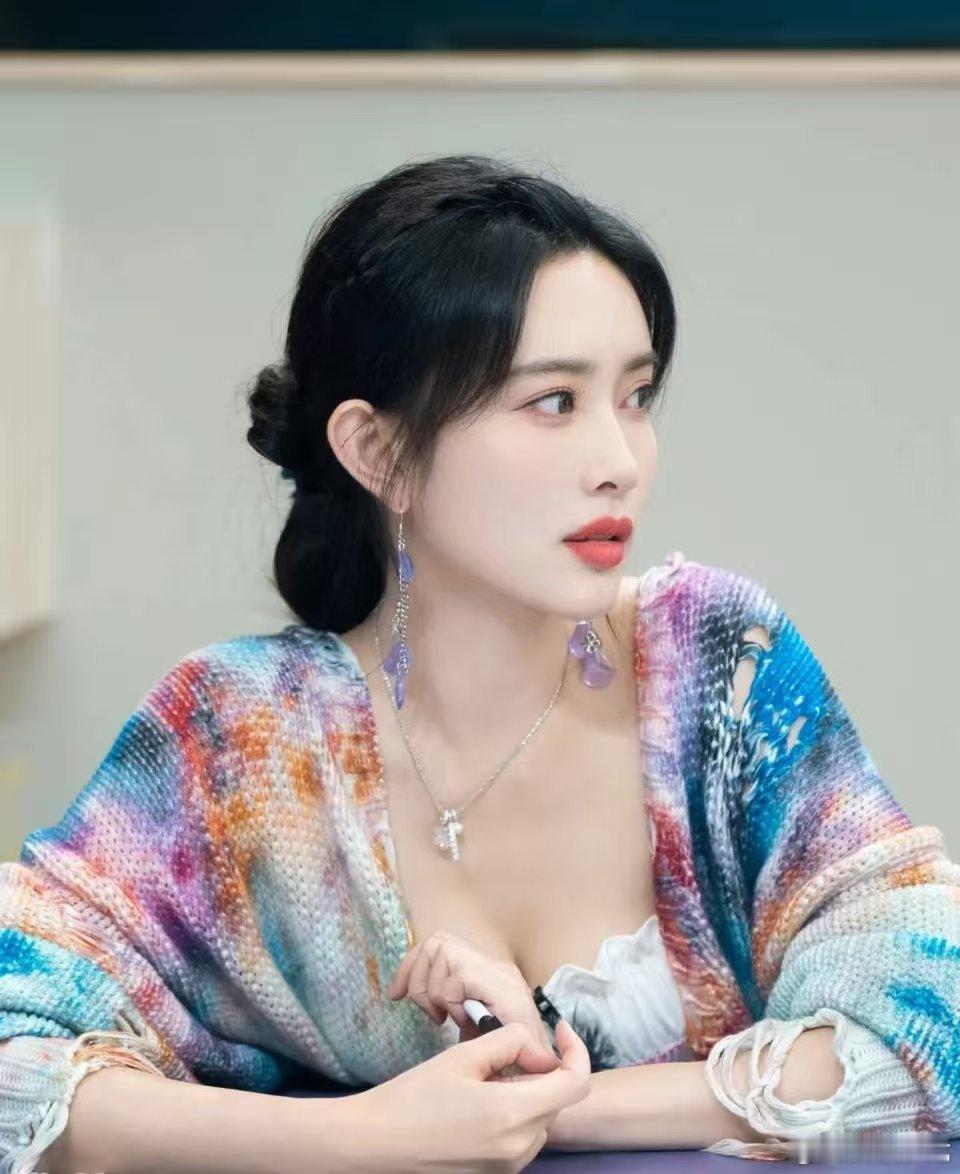 孟子义给粉丝发香包孟子义发香包孟子义真的好宠粉！好六现场派发香包，《百花杀》应援