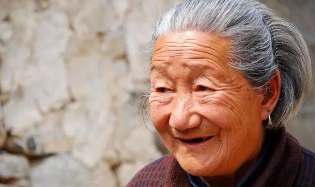 活不过65岁的老人：或许在50岁前，就已经出现了这三种征兆

总觉得身体这点小毛