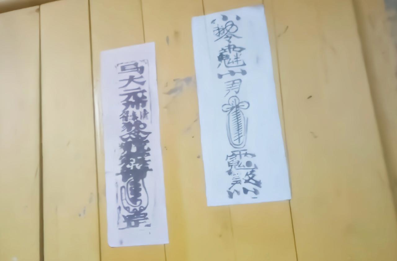 荒诞的一幕出现了！浏阳华盛烟花厂，整条火药生产线的工房门口，几乎全贴满了保平安的