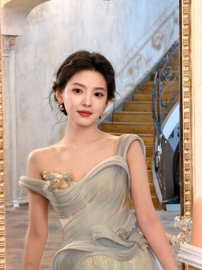 章若楠请陈都灵剧组奶茶 章若楠请了陈都灵剧组喝奶茶，两位美女友谊久久！ 