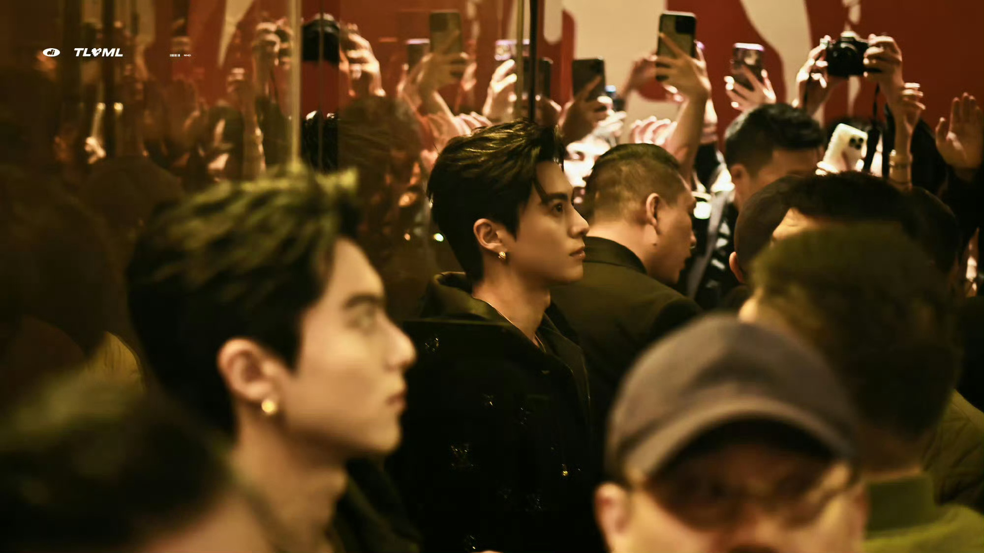 王鹤棣去年今日这张谁懂一下，氛围感的神。 