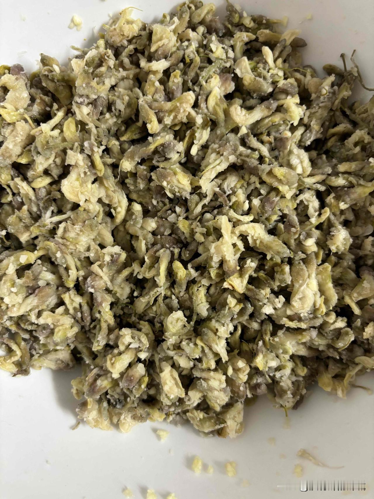虽然蒸菜是我的心头好，可是记忆中的槐花是甜的，那种甜总有些腻人。所以，几乎每年都