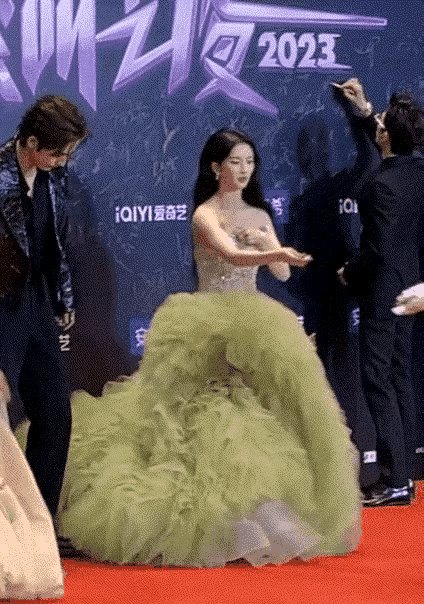 连一句谢谢都没有，这个女的有点不礼貌了，旁边那个男的要帮她整理一下裙摆，看她慌慌