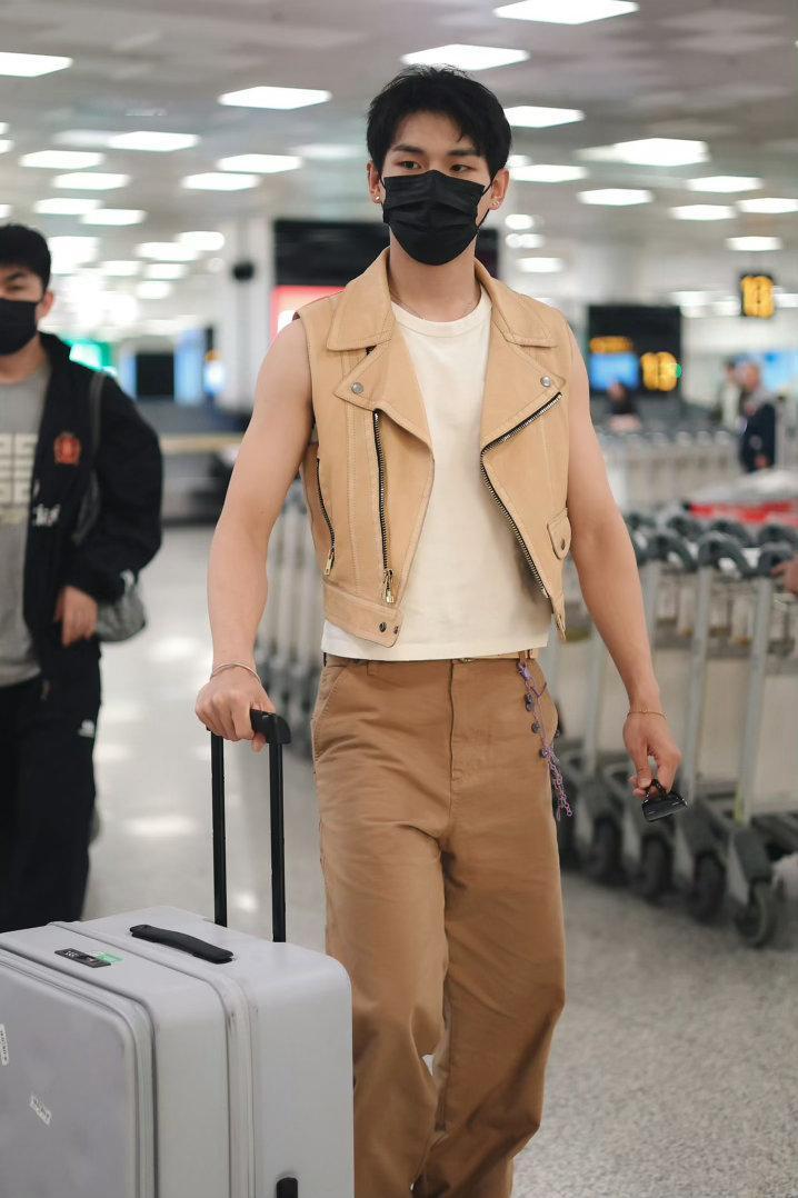 我家那小子姚琛在镜头前大方换衣 姚琛在节目里换衣服那段，八块腹肌直接露出来。线条