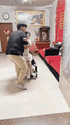 肌肉已经萎缩了！
看上去腰部没事，应该是盘骨出了问题吧！