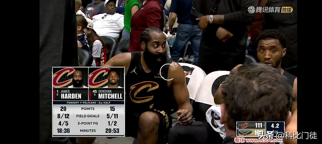 今天哈登发动1-2-5外线掩护挡拆固化了两个战术：1、梅丽尔接哈登中转→莫布利吃