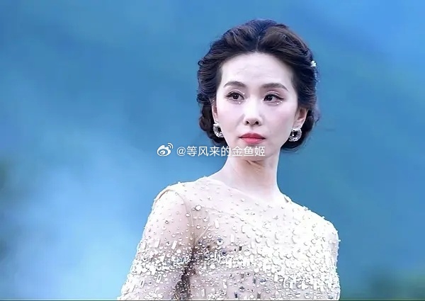 VOGUE审美窝瓜这次九寨沟走秀告诉大家普通人拍照不上镜不用太焦虑了，明星上万块