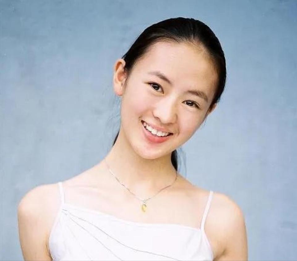 2003年，张国立的儿子张默，在中戏门口殴打女友童瑶，18岁的童谣被打到跪地求饶