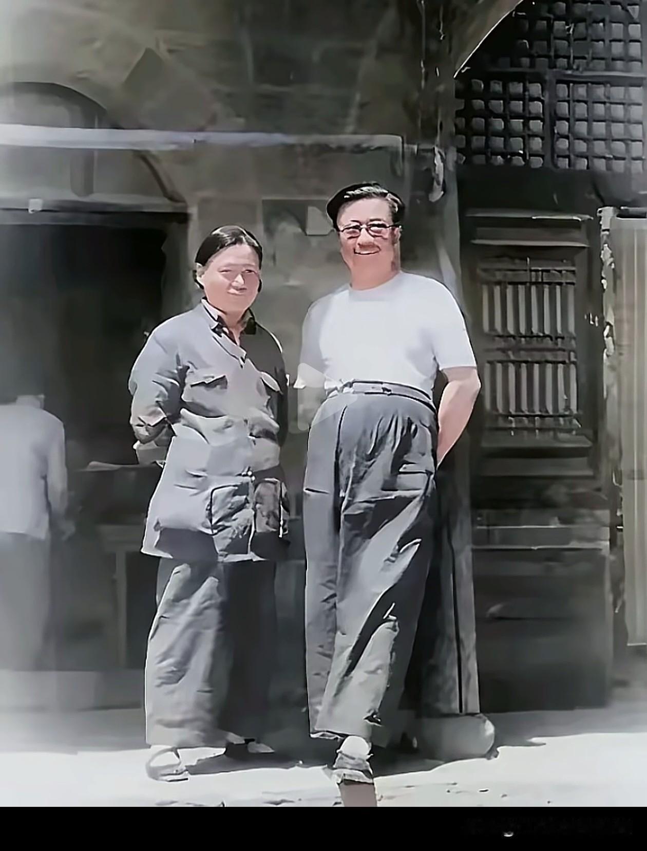 延安时期，
这张老照片里，
李克农与夫人并肩站在延安窑洞前，
笑容温和。
朴素的