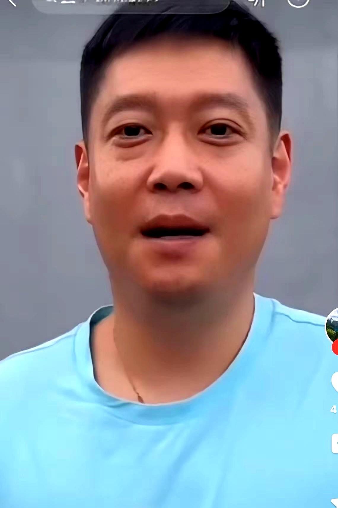 说实在的，别看孙颖莎每年比赛奖金和代言费拿了不少，
小丫头平时就套着队里的运动服