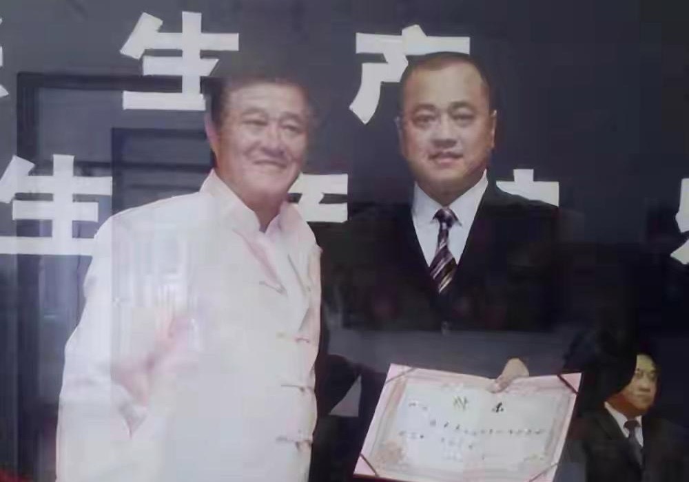 赵本山身边两个重要的男人，张家豪和赵钢，张家豪现在是赵本山公司的副总裁，也是主要