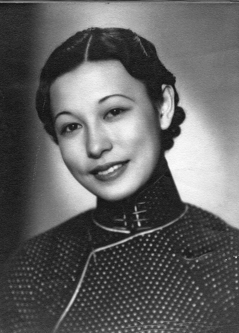 1943年，郭婉莹难产住院，生死关头，丈夫出轨了寡妇。谁料，出院后的郭婉莹穿上旗