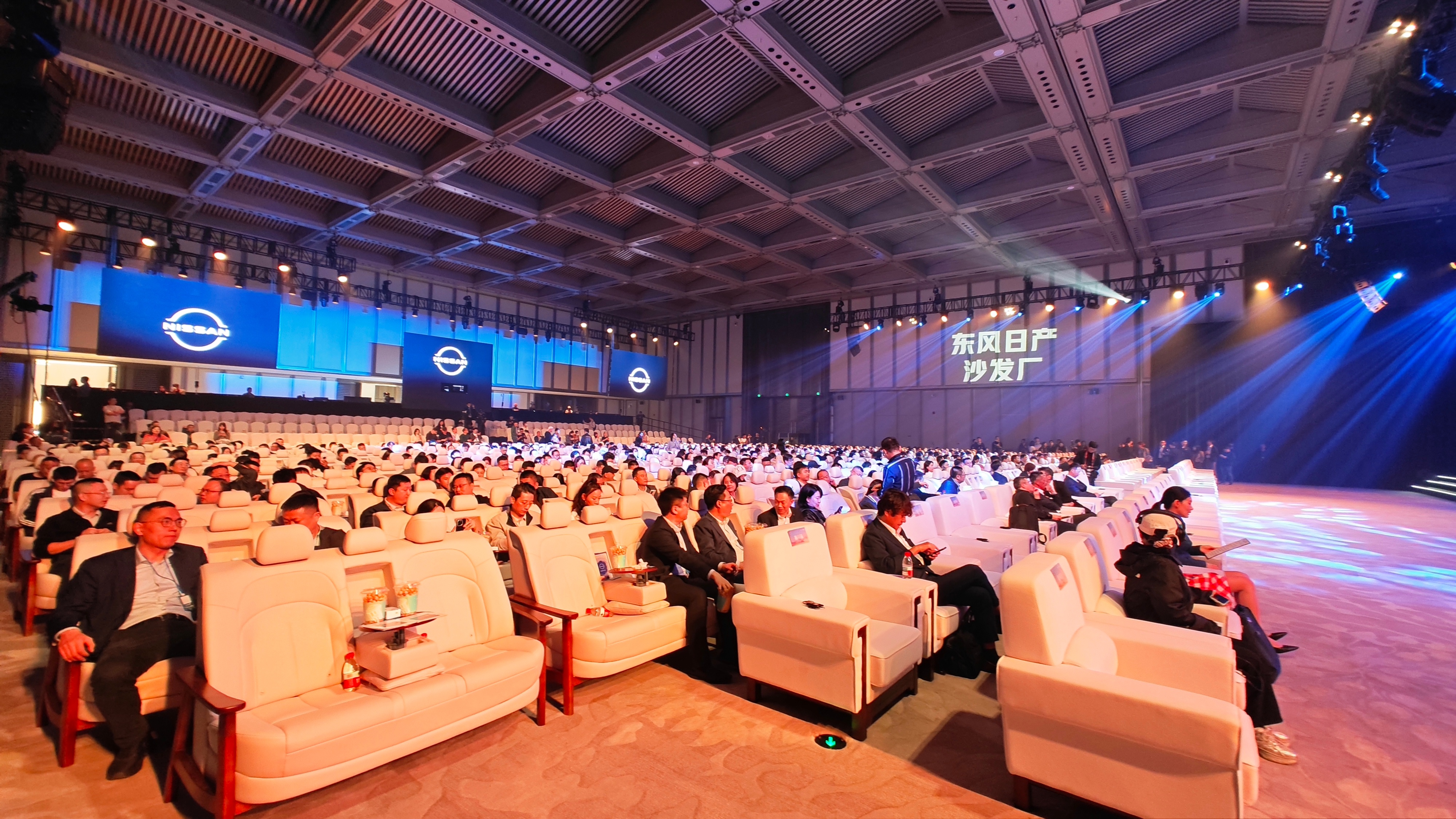 长见识了，发布会还能这么开。东风日产不愧是沙发厂史上最舒适的发布会东风日产n6大