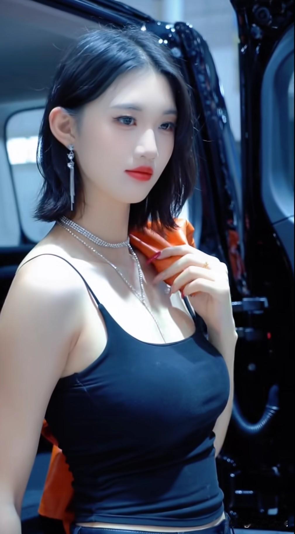 短发模特，晶莹剔透，不一定要长发及腰才是顶流，这样的车展模特，长相甜美，比例绝佳