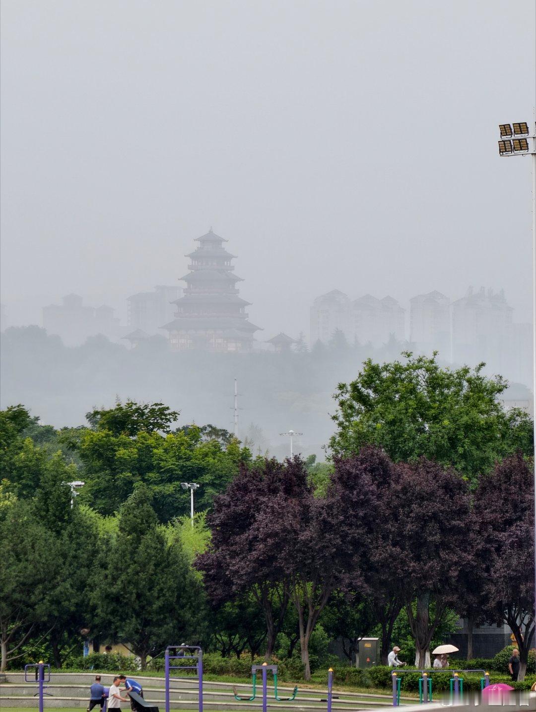 刚准备跑后拉伸突然就下起了淅淅沥沥的雨了，只好继续往家跑了。 