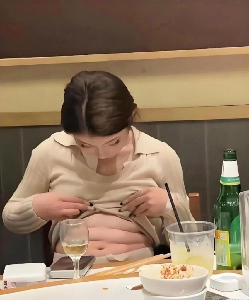 家人们笑不活了！这就是传说中的三折叠吗？
前一秒精致得像女神，下一秒撩开衣服全是