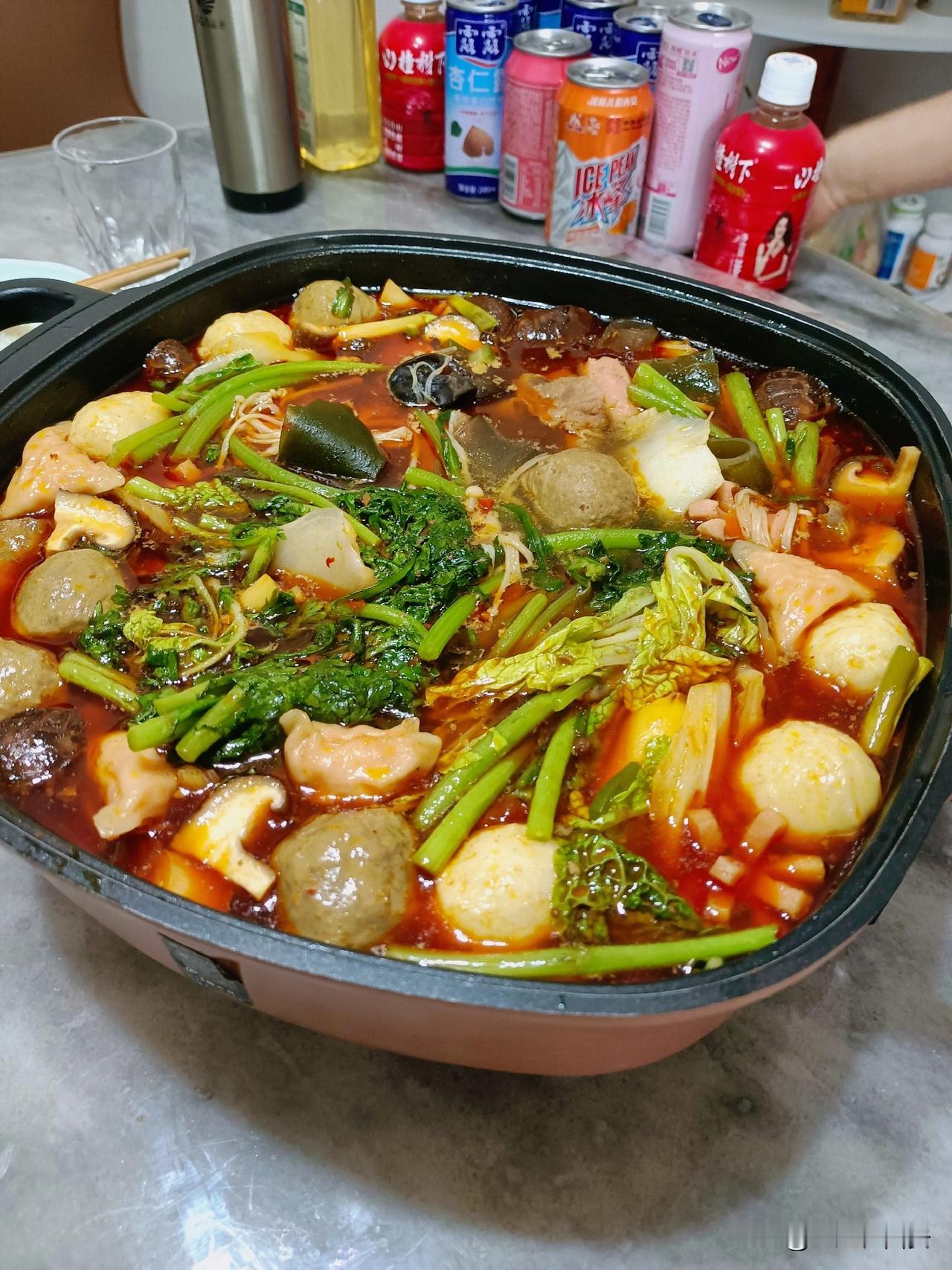火锅底料往锅底一铺，开火下汤，各种爱吃的菜，按难易烧熟程度依次入锅，一顿懒人饭就