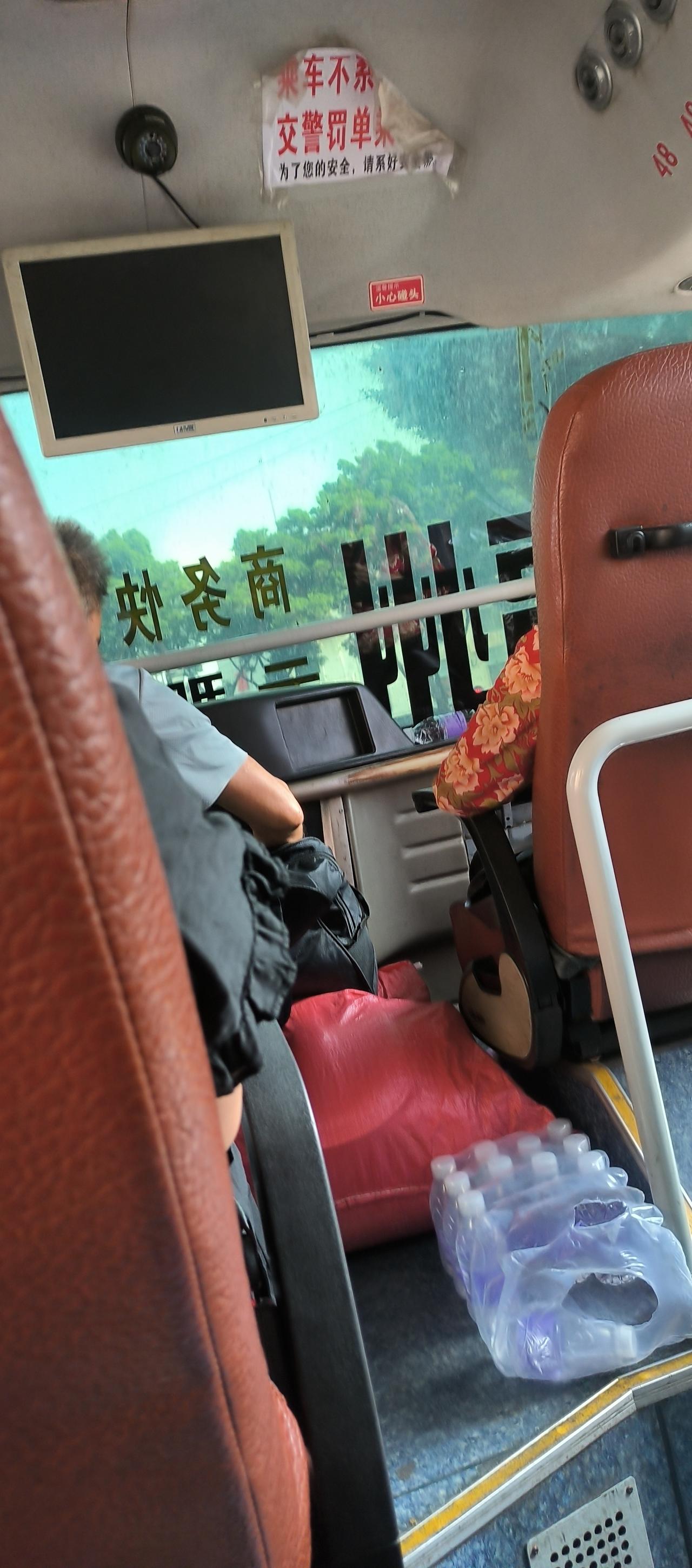 今天清晨，在从广州驶往高州的绿色车队大巴上，回高州的旅客们将座位占得满满当当。