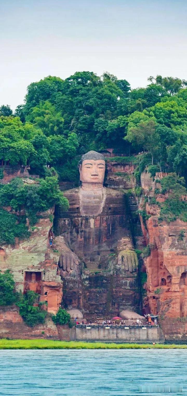 大佛总是给人一种震撼的感觉。就像乐山大佛，那规模相当宏伟，它的高度和肩宽的数据都