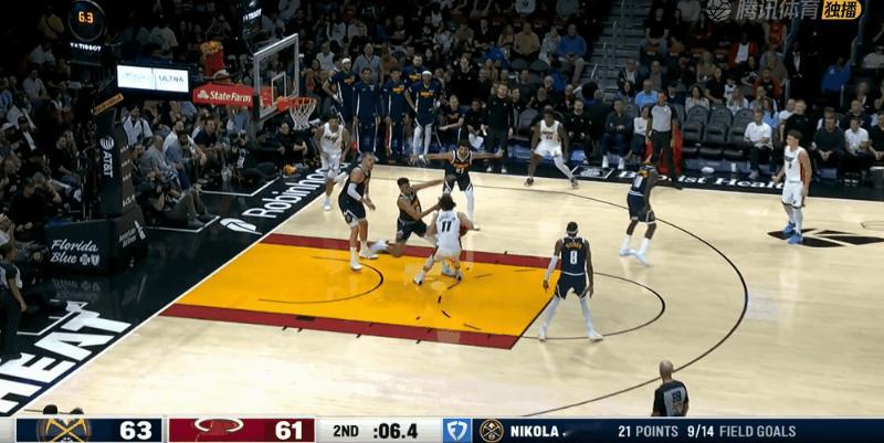 约基奇左膝盖这一下别得不轻，下半场没有打，结果掘金后两节输了热火24分，让热火下