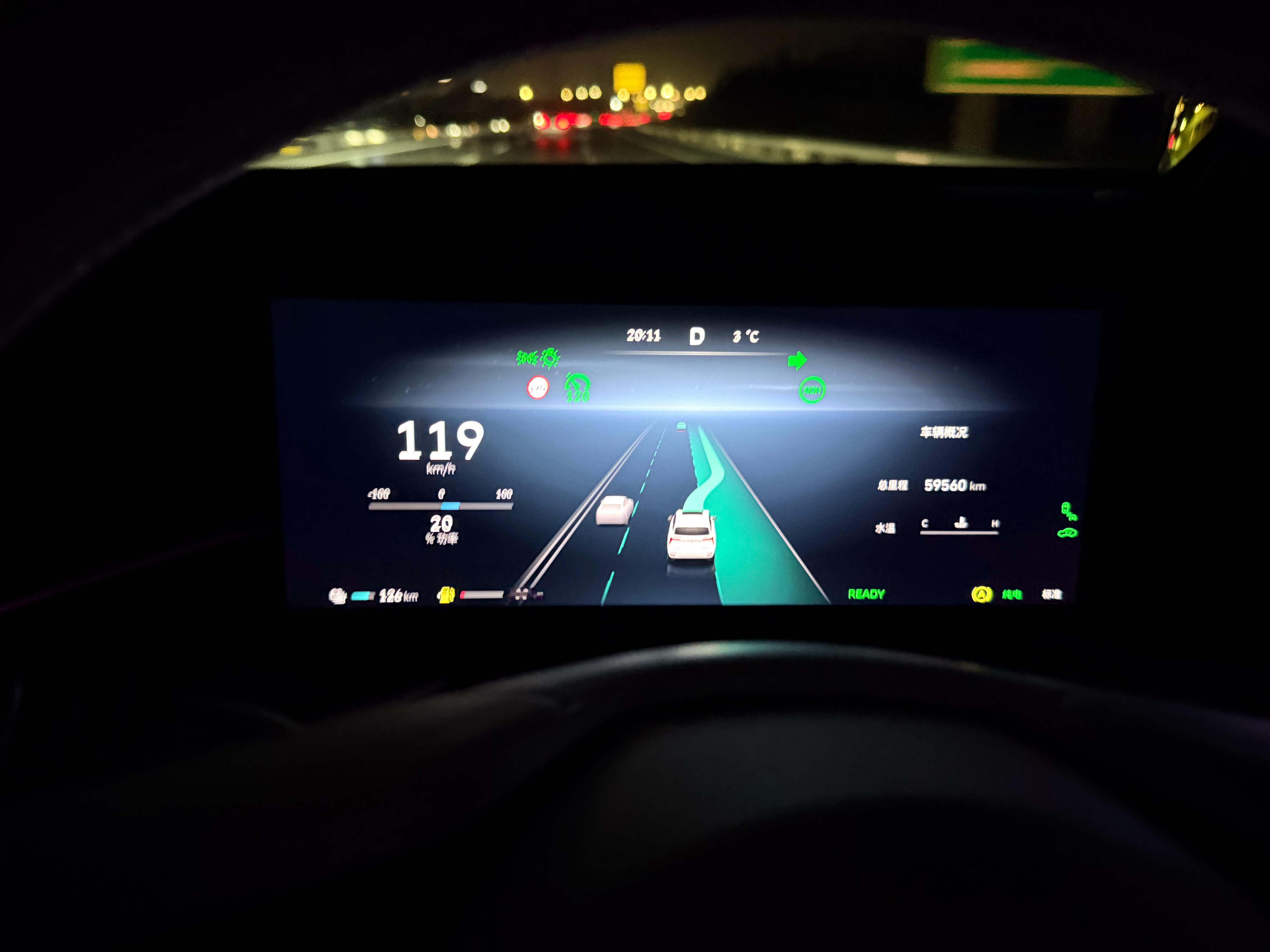 这个老蓝山的 NOH 在高速上表现也不错啊，变道挺果断的。就是每次同事给我这加油