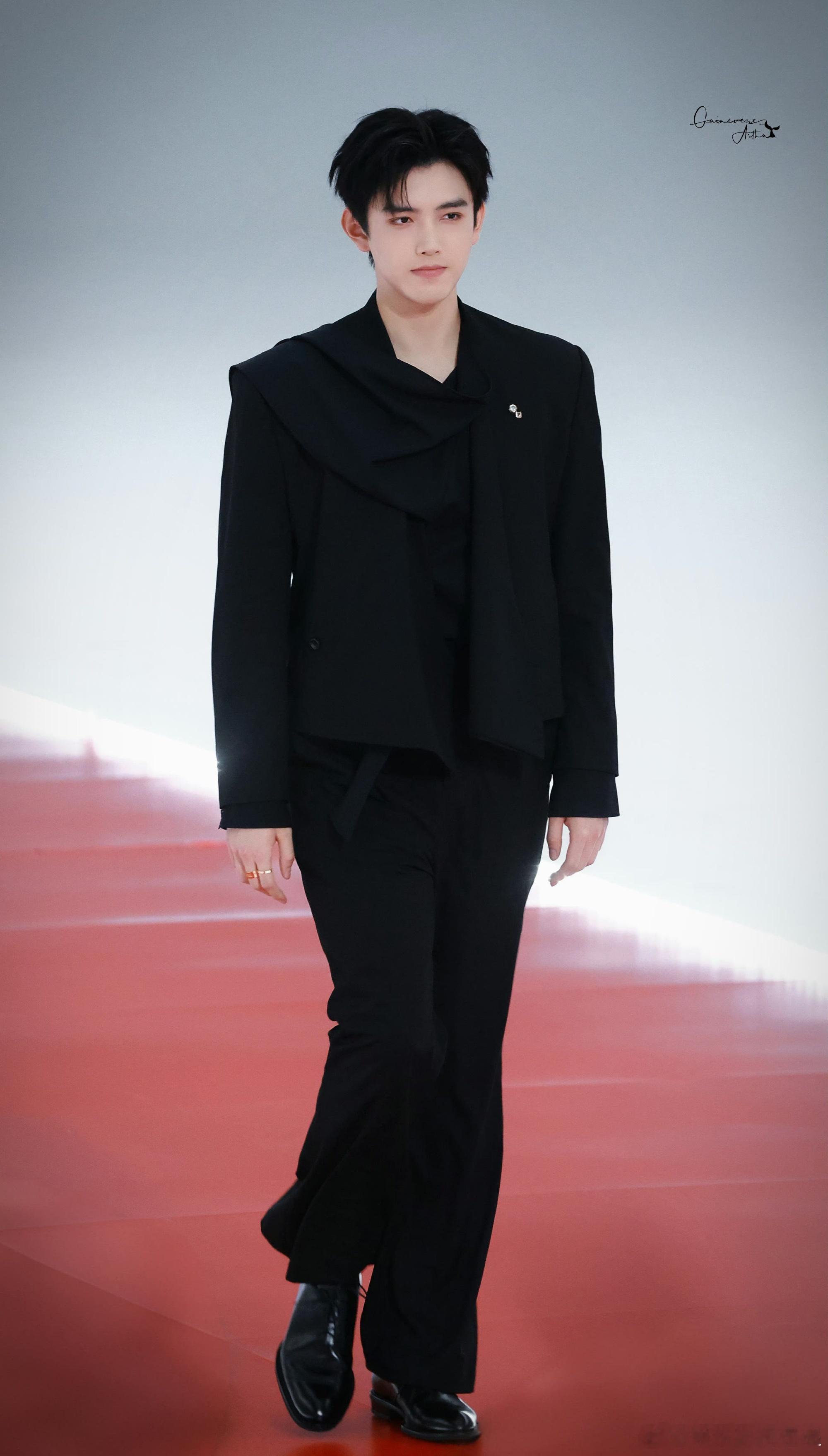 陈飞宇穿的衣服是自己设计的 这套造型让人看到了他身上更多的可能性。他不只是被造型