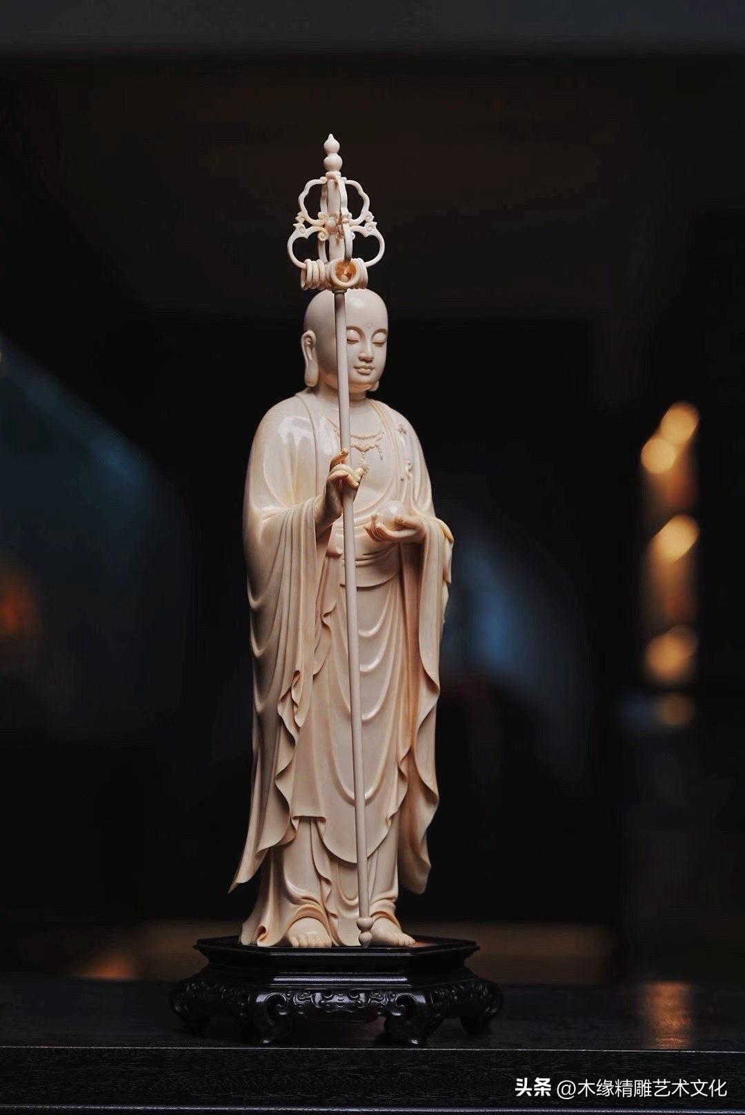 一尊地藏，不在大小，而在神韵。

猛犸温润如玉，法相沉静安然，低眉含慈，衣纹舒展