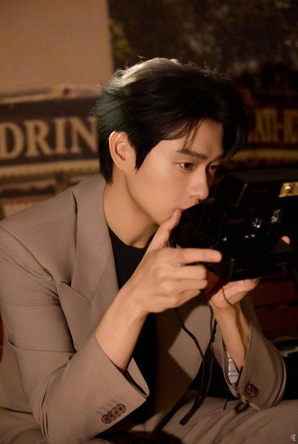 魏大勋扇鸡 已经开始脑补扇鸡的现场画面了，魏大勋真的长在我的笑点上了你好星期六