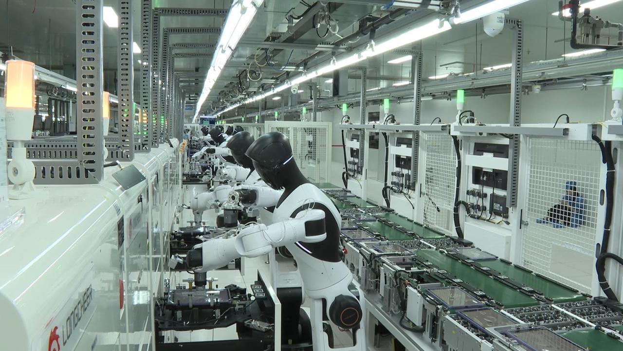 比亚迪最近有个新动作，不是发新车，是"造人"——人形机器人。

这事儿不是空穴来
