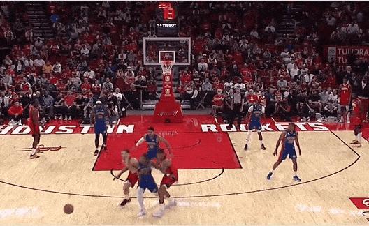 史密斯和奥萨尔抢球时发生肢体接触，随后被队友拉开

今日NBA常规赛，对阵的比赛