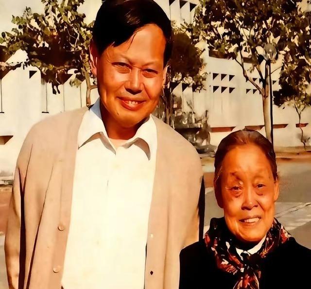 1985年，杨振宁把生病的母亲从合肥接到香港治病，那时候老太太得了多严重的病，骨