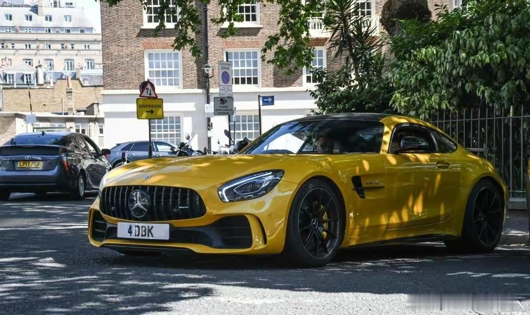 奔驰 AMG GT R，经典的日光黄色，真好看！ ​​​