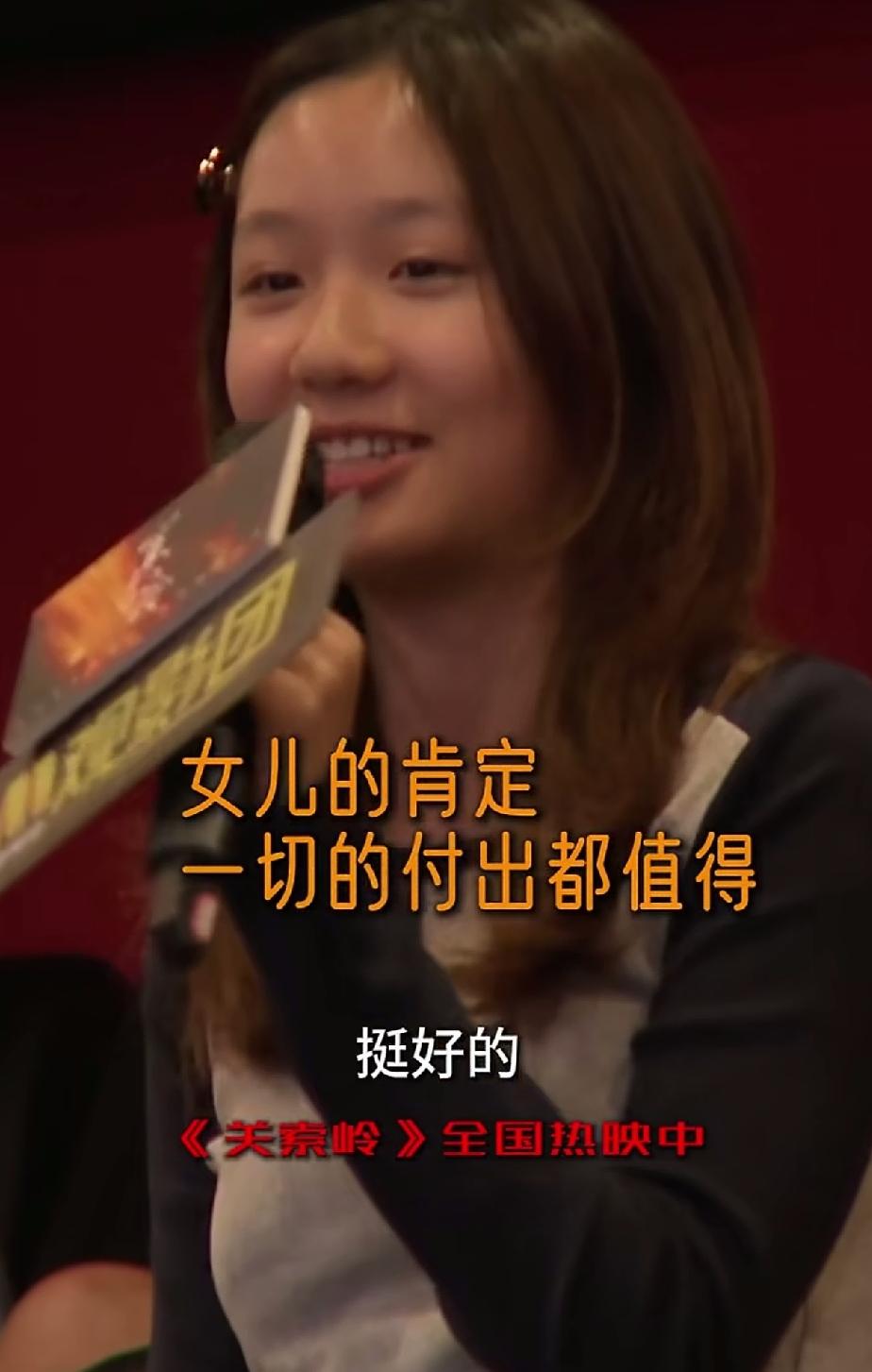 张丹峰和洪欣的女儿，长得很像妈妈，特别是笑起来的时候，嘴巴跟洪欣一模一样。