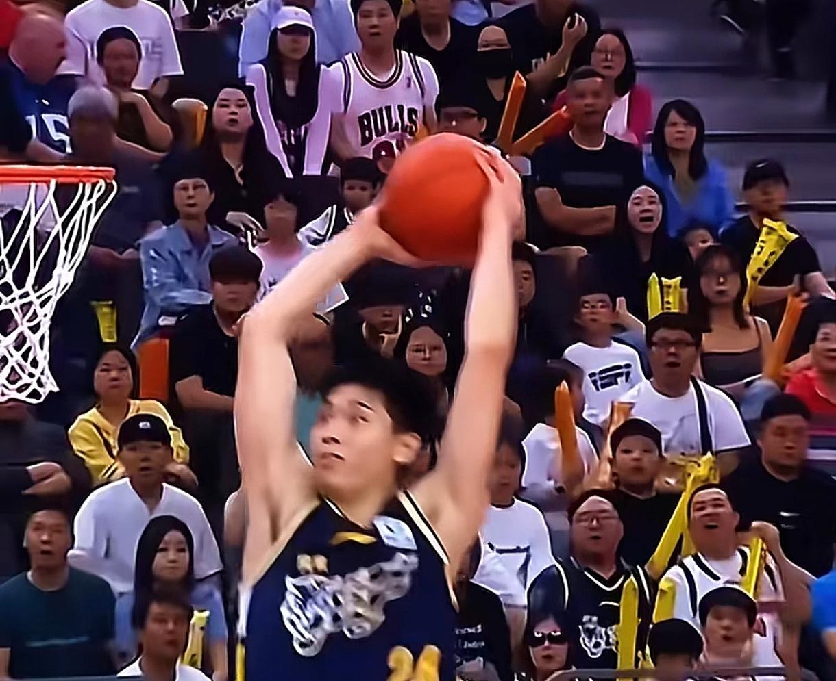 崔永熙这个扣篮，直接把自己送进国家队

今晚，广东宏远20分大胜浙江广厦，比赛中