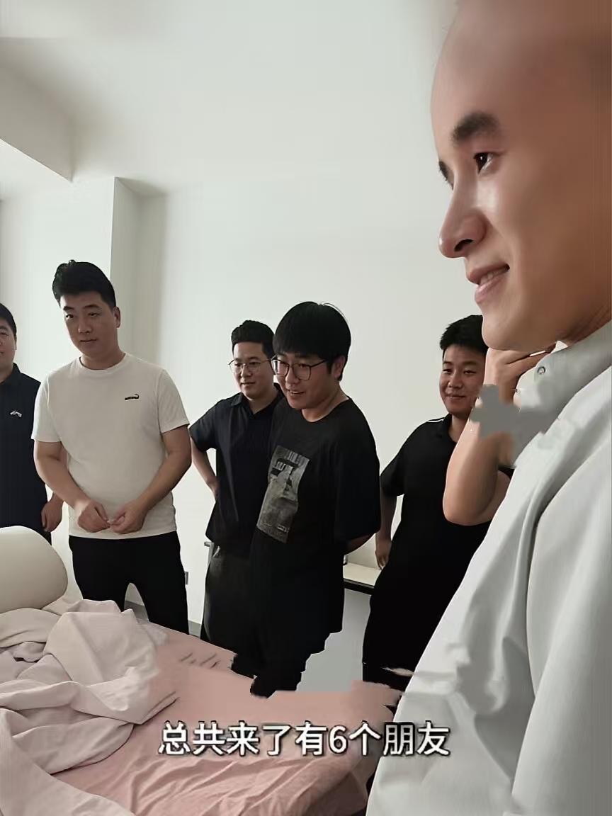 浙江温州，一户人家为新生儿举办的满月宴上，六名男子聚于婴儿床前，却无一人伸手去抱