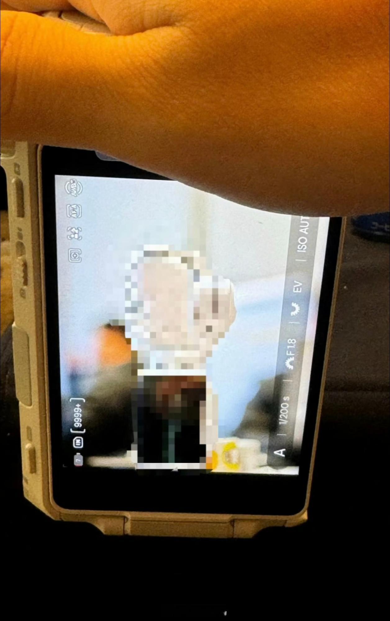 据说影石老总晒了正在做的影石微单，看图片更像是验证机或者概念机，不知道会不会量产