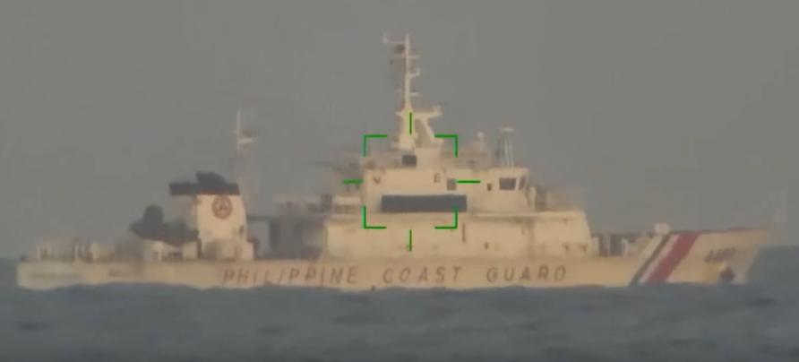 美国的驱逐舰就在旁边，菲律宾却依然被“瞄准锁定”！这大概是2026年开年最大的国