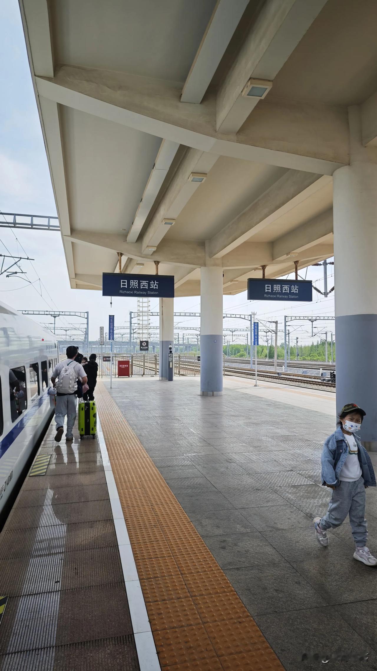旅途成对：
日照西山花烂漫
下一站非夏邑站