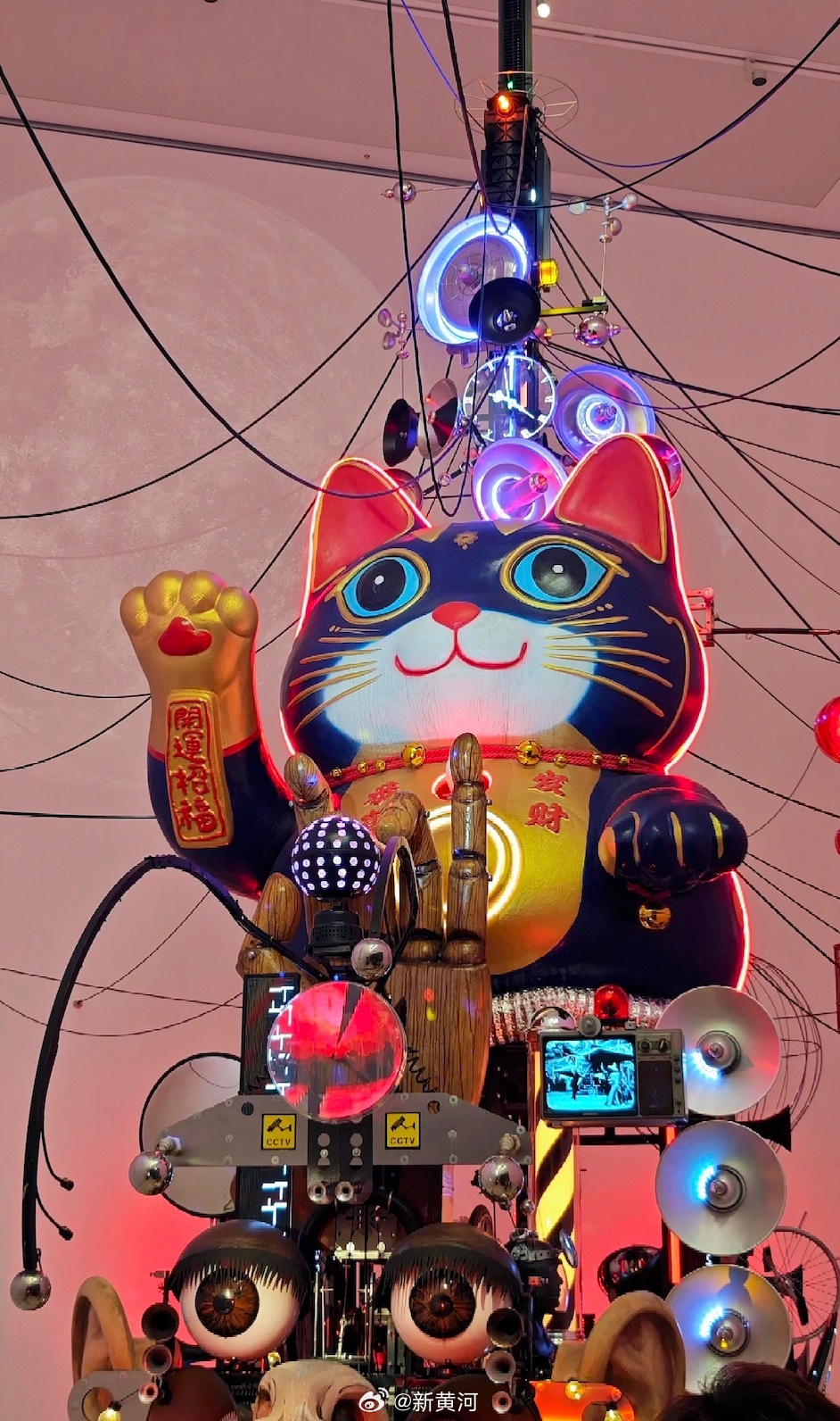 【#山东美术馆的招财猫太超前了#】近日，山东美术馆举办第三届济南国际双年展，吸引