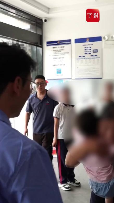 不会游泳的“钓鱼侠”跳河救人，女童家人哽咽道谢