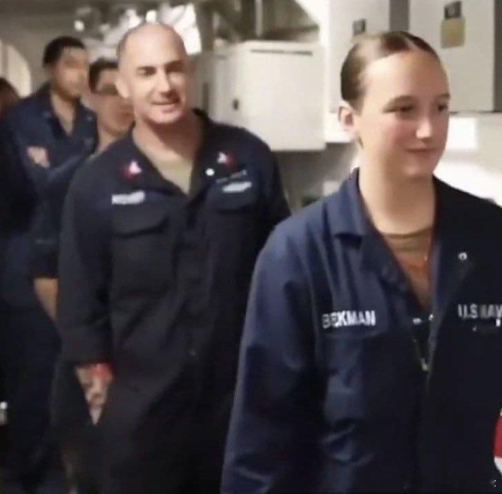 为什么他们排队上厕所还有笑容？排队要45分钟啊！福特航母的水兵们难道不憋吗？还是