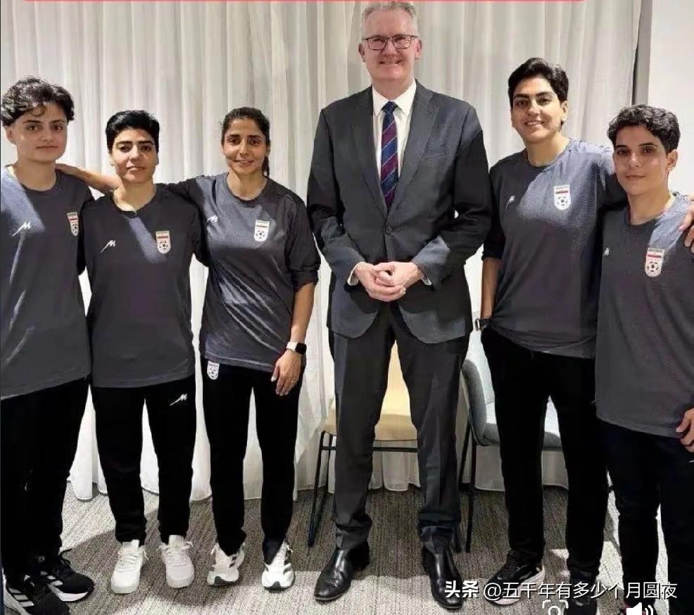 她们是宁为瓦全不为玉碎？
是叛徒还是孤勇者？
是对还是错?