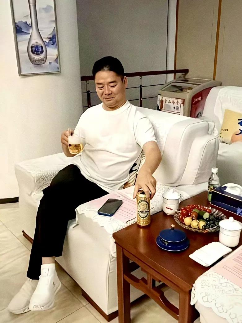 刘总对啤酒很情有独钟啊
