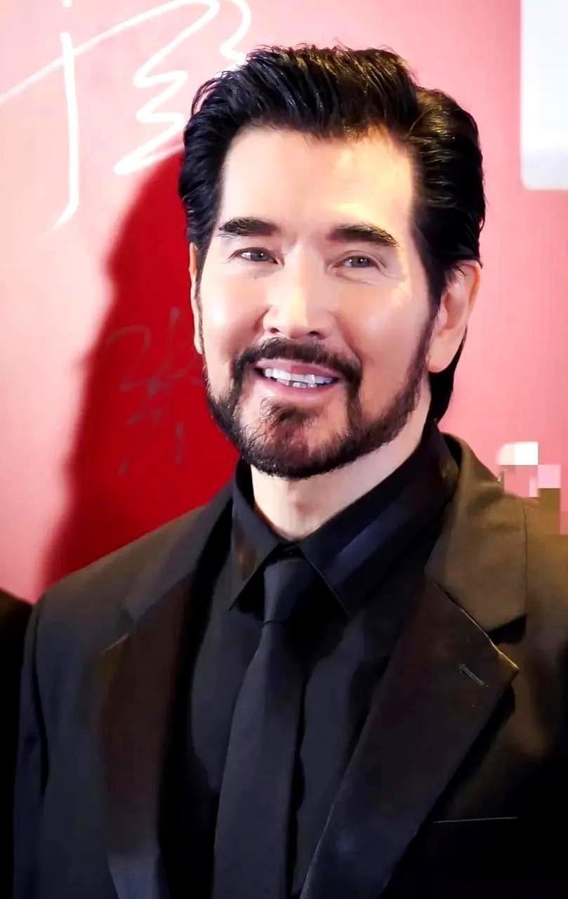伦敦初春的地铁车厢里，一个66岁的男人穿着一件寻常的旧外套，安静地坐在角落。如果