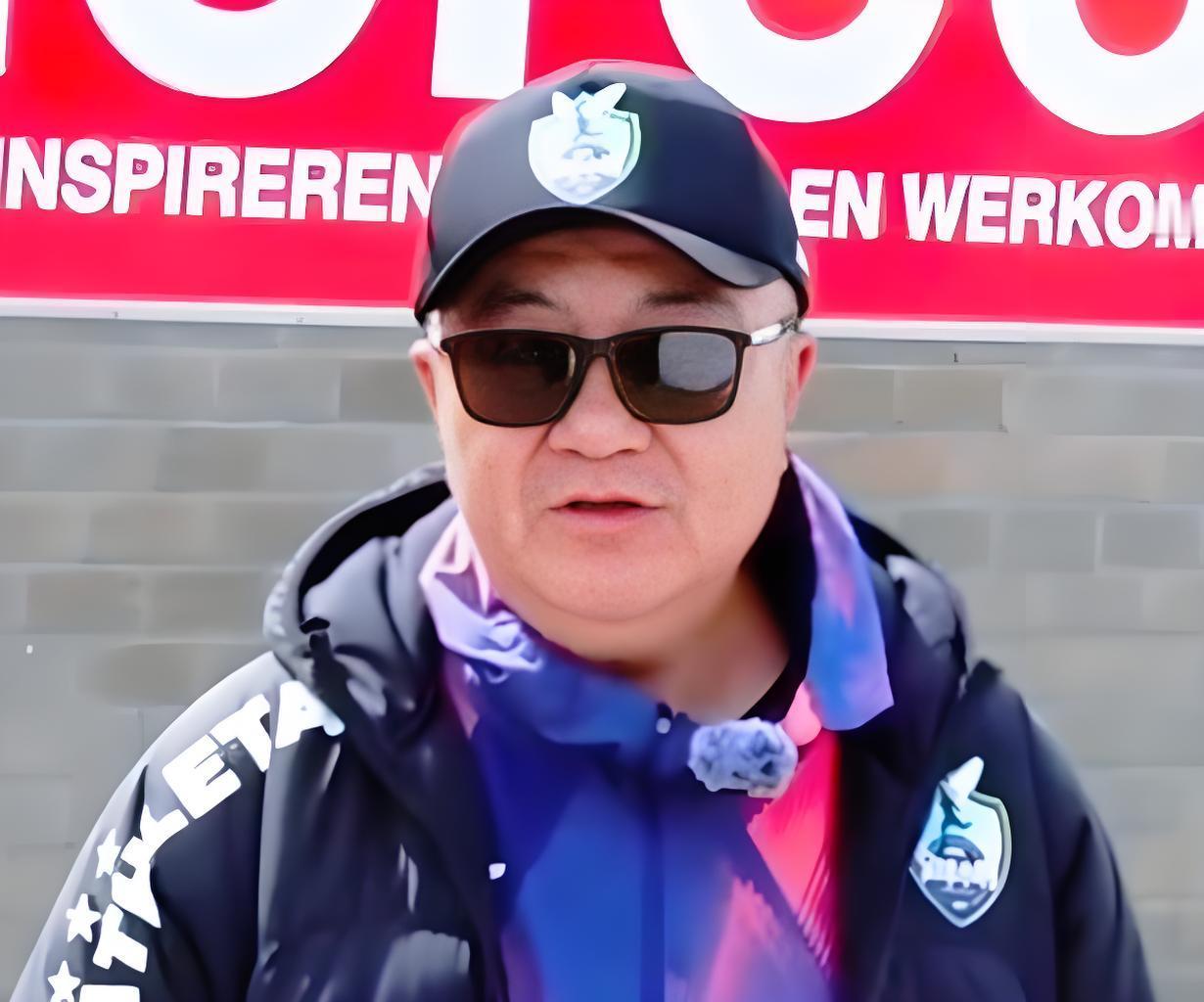 董路带队在上海训练，场边有个孩子和爸爸看了一天，董路问他，"你带鞋了吗？上场试试